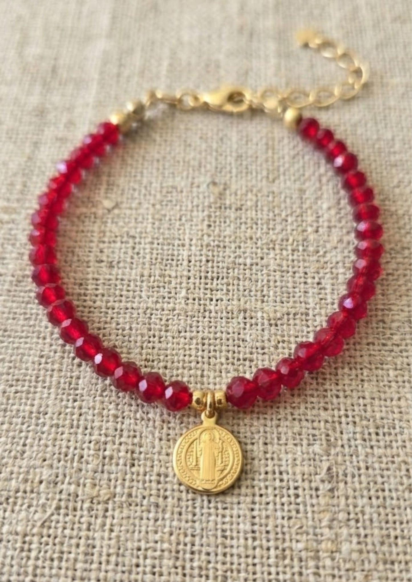 Pulsera cristales y dije San Benito baño oro