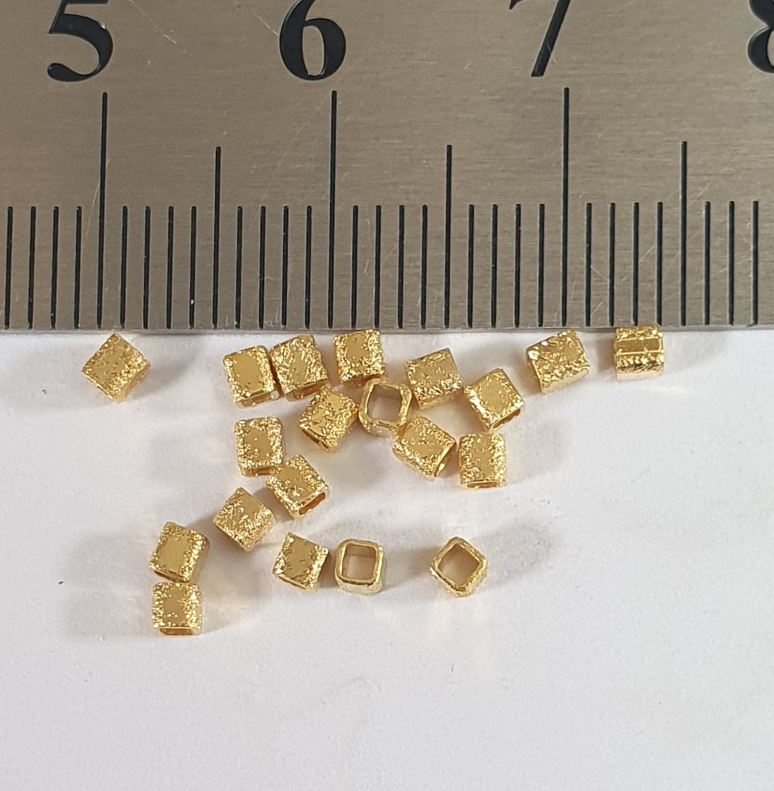 Mostacilla cuadrada satinada insumo de baño de Oro