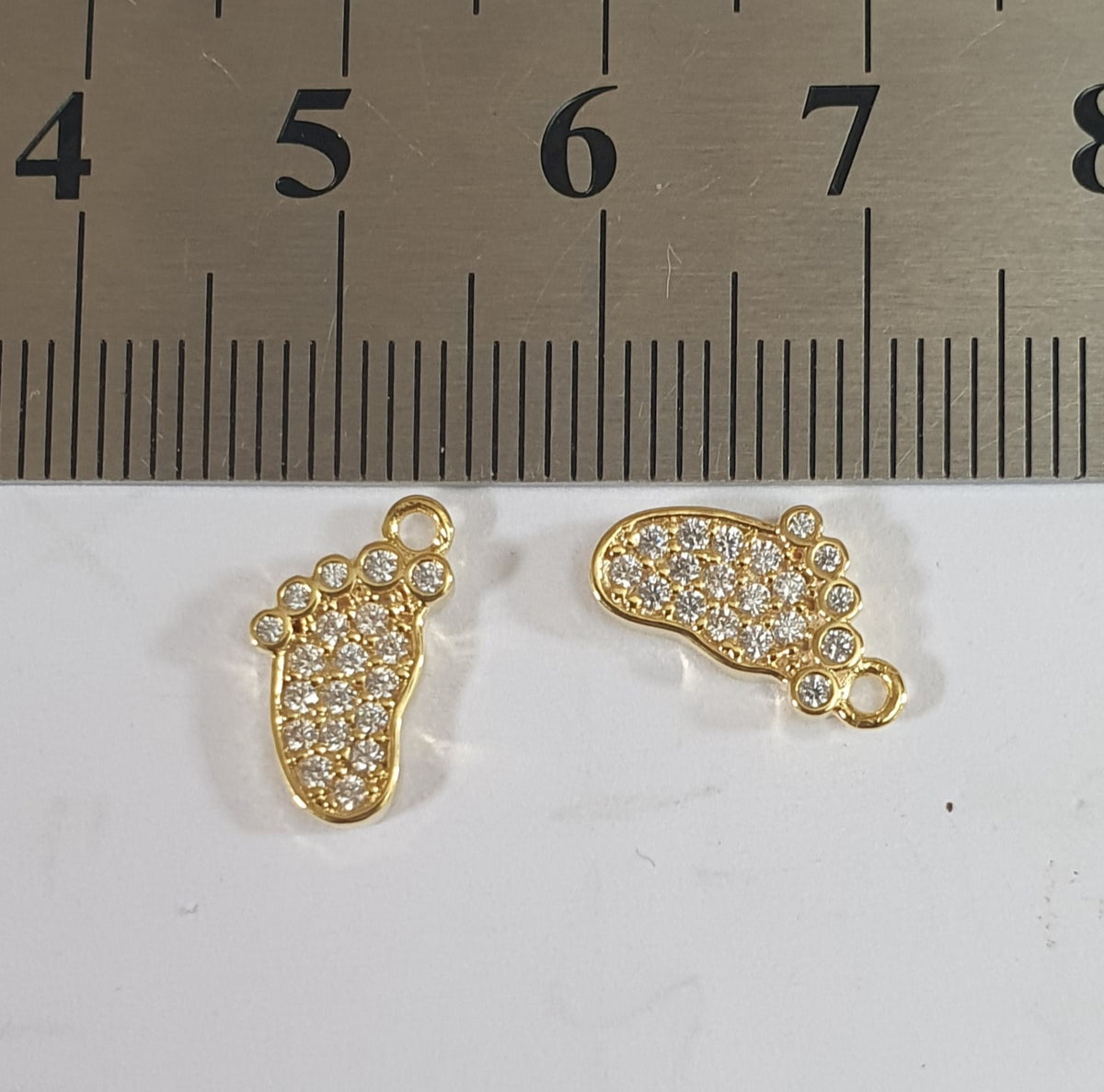 Dije Pie de bebe circonado insumo en baño de Oro