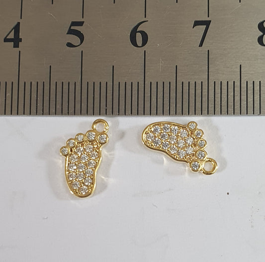Dije Pie de bebe circonado insumo en baño de Oro